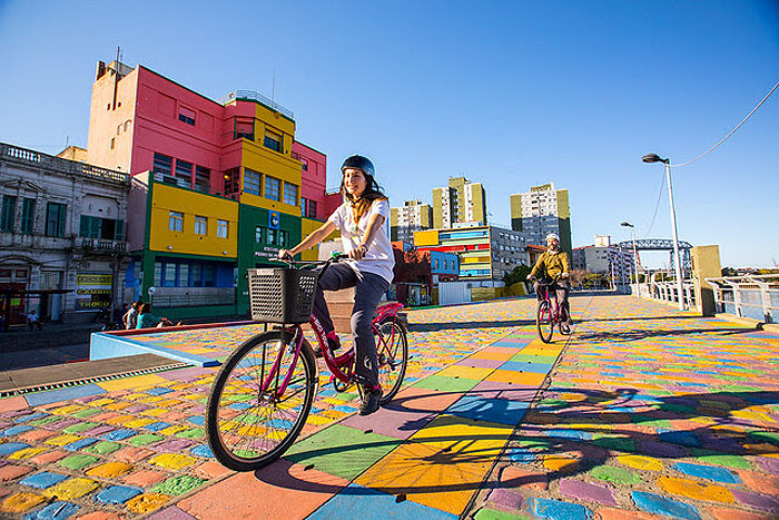 Turistas andando de bicicleta na região de La Boca