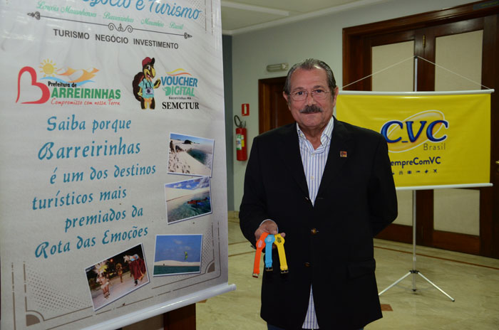 Albérico Filho, prefeito de Barreirinhas, com as pulseiras do Voucher digital.