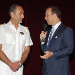 Capitão Francesco Di Palma e Adrian Ursilli dão as boas-vindas aos agentes de viagens no s egundo dia de convenção
