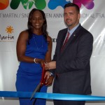 Valérie Damaseau, presidente do escritório de Turismo de St. Martin, e Stuart Johnson, ministro do Turismo de St. Maarten, realizaram o tradicional corte da fita