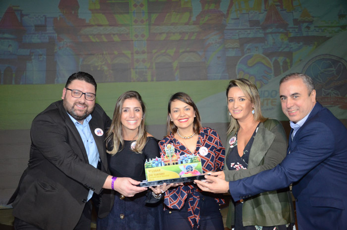 Diego Ortega, Paula Rorato , Andressa Raymundo, Paula Souza e Fernando B. Del Cistia receberam o prêmio de Campeão Geral de Vendas pela CVC Viagens
