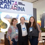 Elisa Wypsdeliz e Adriana Cechinel, da Santur, e Valdir Walendowsky, secretário de Turismo de Balneário Camboriú