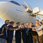 Equipe da Azul responsável pelo voo brindaram a chegada da aeronave