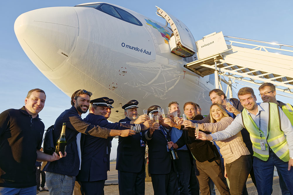 Veja fotos da chegada e cerimônia de batismo do 1° A330neo da Azul 1 Equipe da Azul responsável pelo voo brindaram a chegada da aeronave