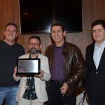 Geninho Goes, da BNT recebeu a placa comemorativa de Edilson Doubrawara, Rogerio Siqueira e Roberto Vertemati, do Beto Carrero World