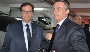Com presença de Bolsonaro, novo presidente da Embratur é empossado em Brasília