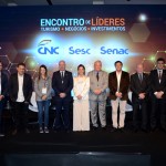Gisele Lima, da Promo, e Roy Taylor, do M&E, com os palestrantes do 1° Encontro de Líderes
