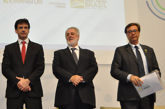 Investe Turismo: melhoria de serviços, promoção integrada e investimentos; fotos 2 Investe Turismo será uma parceria estratégica entre o Ministério do Turismo, Sebrae e Embratur. Na foto Marcelo Alvaro Antonio, Carlos Melles e Gilson Machado Neto