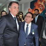 Jair Bolsonaro cumprimenta Manoel Linhares, presidente da ABIH