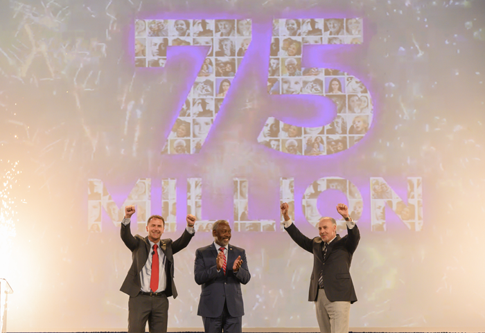 Orlando bate recorde e recebe 75 milhões de visitantes em 2018 1 O prefeito de Orlando, Jerry Demings, entre Adrian Jones e George Aguel, do Visit Orlando