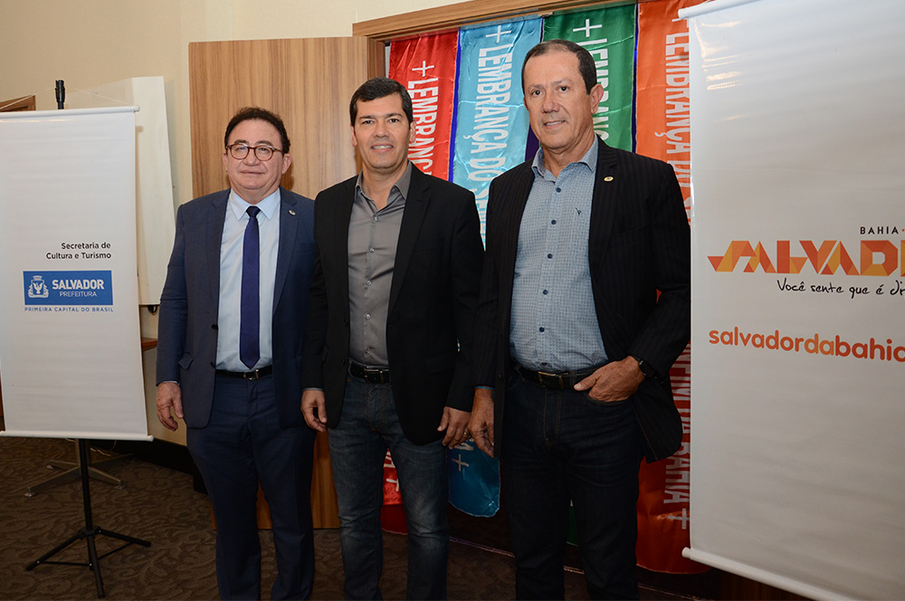Sede em 2020, Salvador realiza festa de encerramento do Conotel/Equipotel 2019; fotos 1 Manoel Linhares, presidente da ABIH Nacional, Claudio Tinoco, da Secretária de Cultura e Turismo de Salvador, e Glicério Lemos, da ABIH-BA