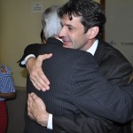 Ministro Marcelo Alvaro abraça Carlos Melles, presidente do Sebrae