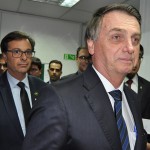 Presidente Jair Bolsonaro chega à cerimônia junto com Gilson Machado Neto