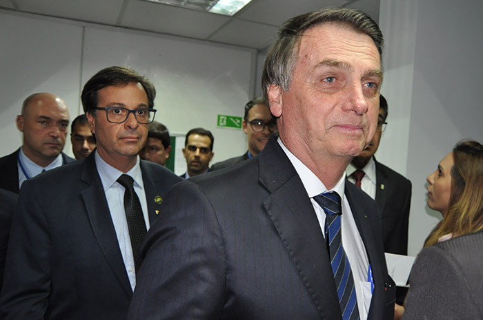 Presidente Jair Bolsonaro chega à cerimônia junto com Gilson Machado Neto