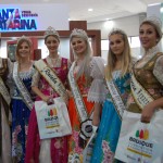 Rainhas e princesas das festas típicas no estande de Santa Catarina