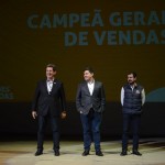 Rogerio Siqueira, Roberto Vertemati e Clever Avila, diretores do Beto Carrero, foram responsáveis pela entrega do prêmio de Campeão Geral de Vendas
