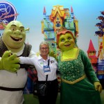 Rosa Masgrau, vice-presidente do M&E, com os personagens Shrek e Fiona