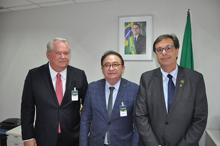 Roy Taylor, presidente do M&E, Manoel Linhares, presidente da Abih Nacional, e Gilson Machado Neto, presidente da Embratur