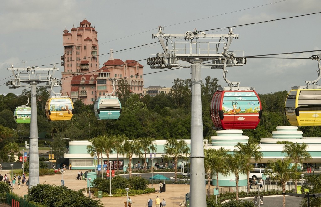 Disney anuncia detalhes do Skyliner e reservas para Castelo da Cinderela 1 Walt Disney World Resort unveils 64 stunning Disney Skyliner gondolas, including several with graphics based on Disney films, attractions and characters, May 9, 2019, at Disney’s Hollywood Studios in Lake Buena Vista, Fla. The reveal is a milestone for Disney Skyliner in preparation for it’s opening this fall when guests will be whisked between Epcot, Disney’s Hollywood Studios and four Disney resort hotels. (Kent Phillips, photographer)