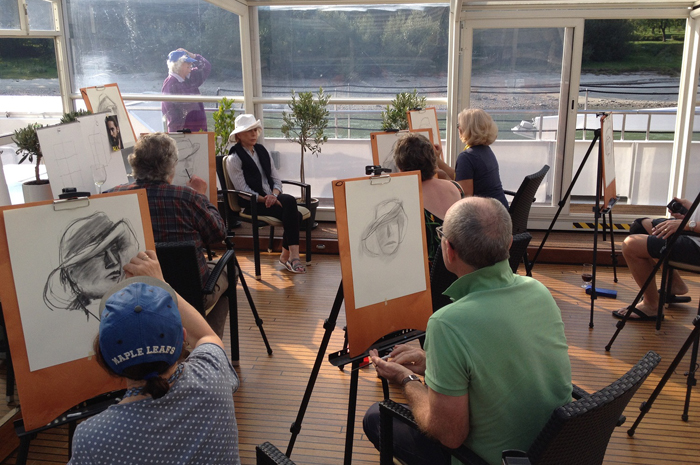 Uniworld oferece workshops em dois cruzeiros pela Europa 1 Oficinas de pintura e desenho durante navegação e palestras que revisitam a história, fazem parte da programação. (Divulgação)