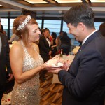 Vilani Oliveira entrega o bolo de casamento para Ignacio Palacios, da MSC
