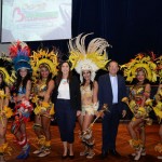 Virlene Camargo, secretária de Turismo de Barreirinha, e Fernando Castelo Branco, com bailarinas do Bumba Meu Boi