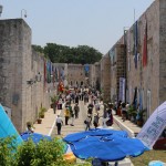 Visitantes passeiam pelas construções de La Cabaña na Fit Cuba