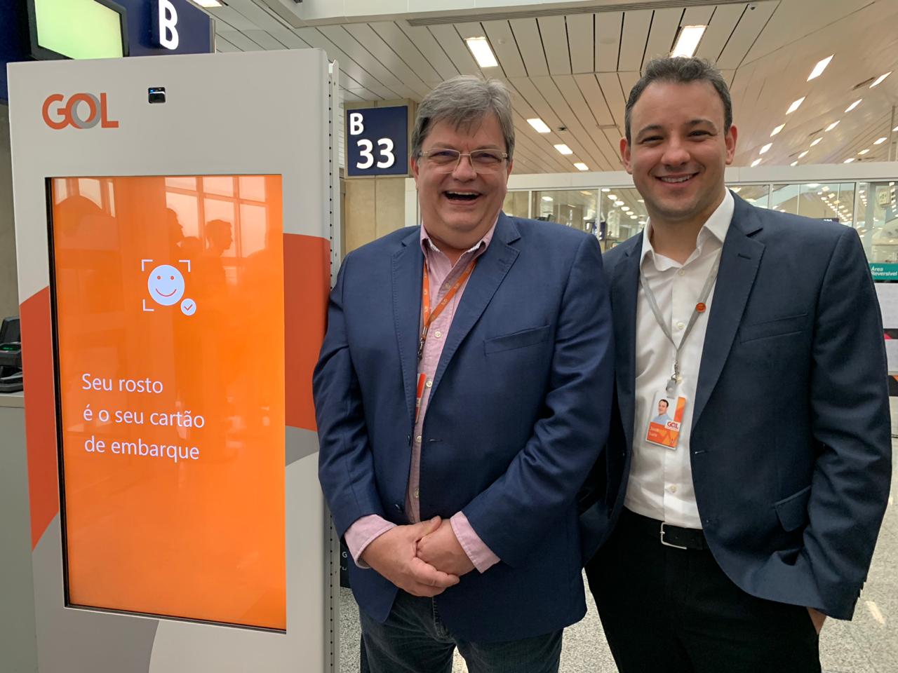 Gol realiza o primeiro embarque por biometria facial do Brasil; veja fotos 1 Paulo Palaia, diretor de TI, e José Luiz Belixior Jurnior, diretor de aeroportos da Gol