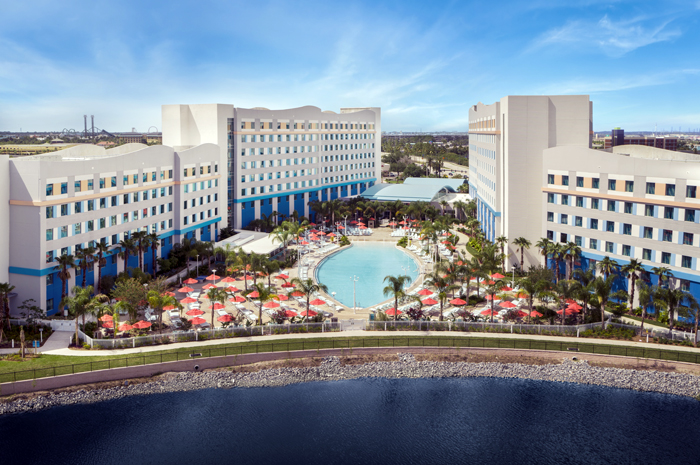 O primeiro hotel da categoria value do destino apresenta suítes de 2 quartos, benefícios exclusivos dos parques temáticos, piscina em formato de prancha de surfe e praça de alimentação casual – tudo a preços acessíveis