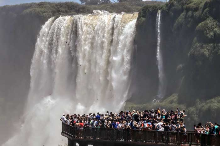 Movimento foi 85% superior ao mesmo período do ano passado. 31.572 pessoas visitaram as Cataratas do Iguaçu nesse feriado