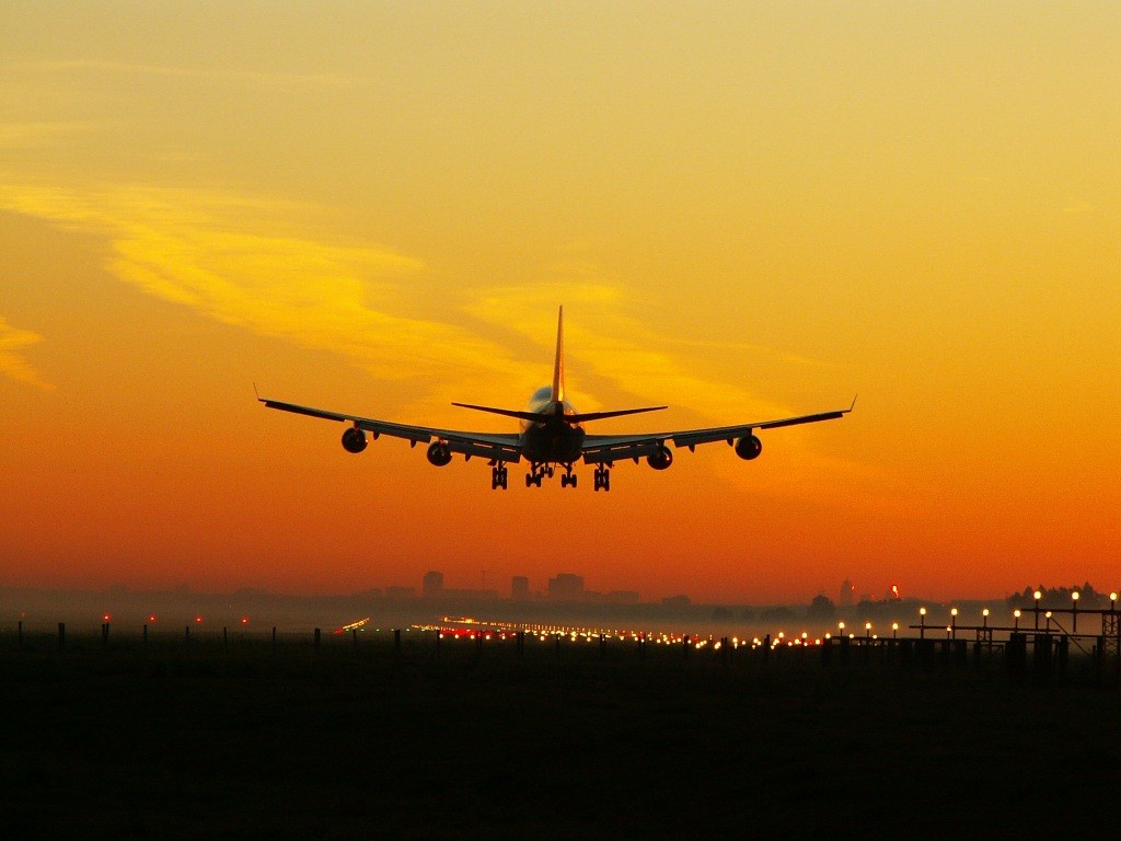 Aircraft approaching runway Setor aéreo chegou a proporção 13:1 na relação Dívida/EBITDA em 2021, diz estudo