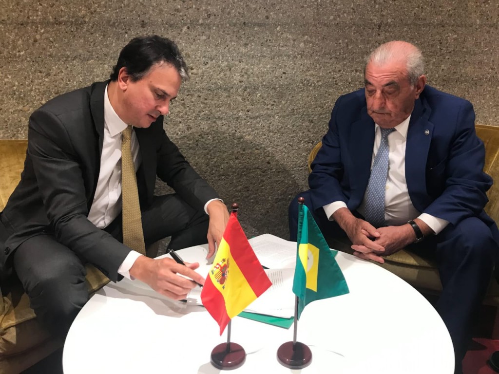 Camilo Santana e Juan José Hidaldo assinam acordo para novo voo da Air Europa. Foto: divulgação