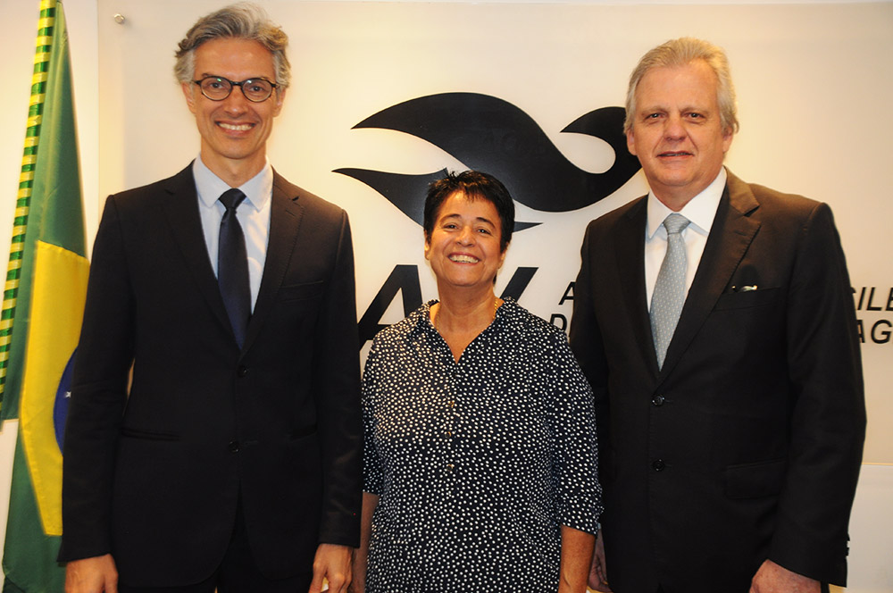 Cristina Fritsch, presidente da Abav-RJ, com Marco Ferraz, presidente da Clia Brasil, e Edmar Bull, da Copastur e ex-presidente da Abav Nacional