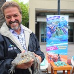 David Jackson, do SeaWorld, com um pequeno crocodilo em mãos