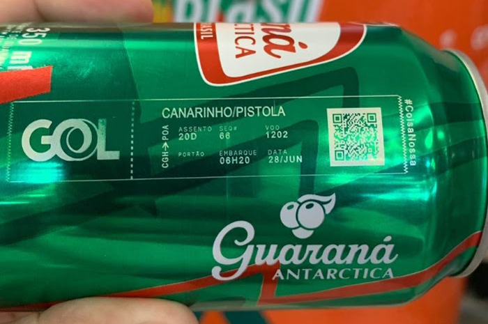 Ação das duas marcas brasileiras permite que os clientes personalizem o cartão de embarque no aeroporto de Congonhas em uma lata de refrigerante (Divulgação)