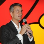 Josh D'Amaro falou aos convidados VIPs sobre as novidades da Disney e sobre sua história de 21 anos na empresa