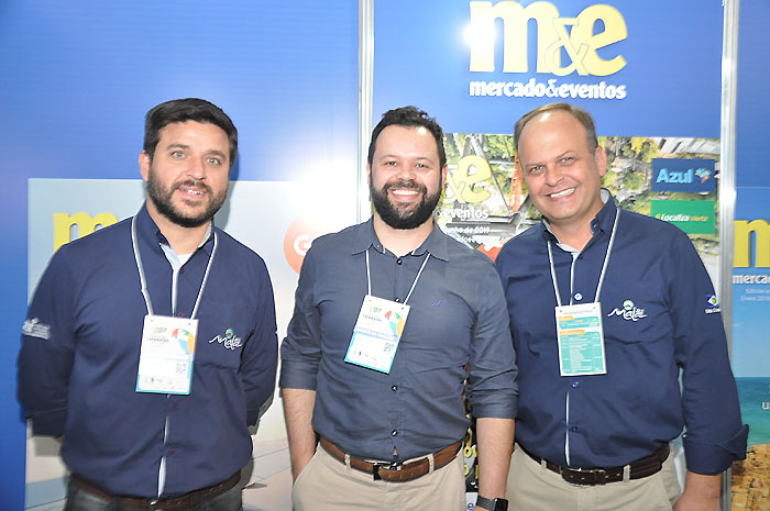 Marcell Diniz, da Plus Travel representante do Malai Manso no PR, entre Ícaro Chamon e Ricardo Gouveira, gerente e diretor de Vendas do Malai Manso