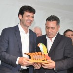 Marcelo Álvaro Antônio recebe homenagem do Festival das Cataratas das mãos do secretário de Foz, Gilmar Piolla