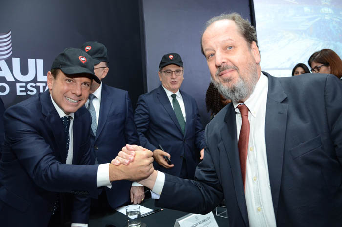 Presidente da Abear, Eduardo Sanovicz, cumprimenta o governador João Doria, após o lançamento da campanha São Paulo Para Todos (Foto: Eric Ribeiro)