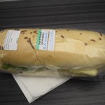 Sanduiche de frango e queijo cremoso, disponível no menu pago da companhia