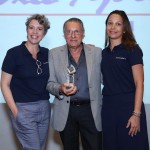 Sergio Fernandes, diretor da Nice Via Apia, recebe o prêmio Top Seller da American Airlines das mãos de Valéria Andrade e Patricia Lacerda