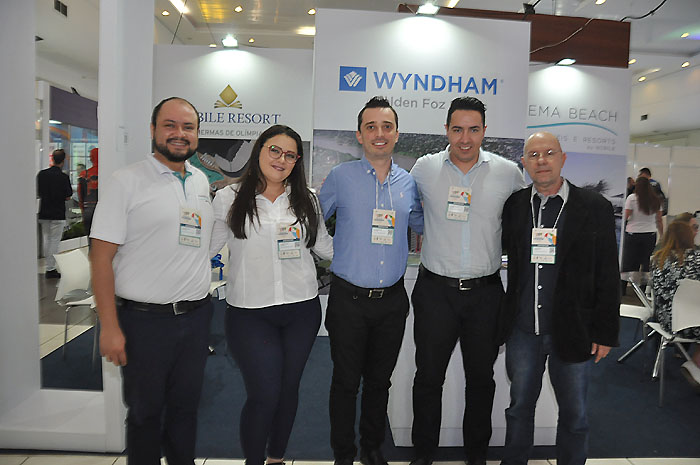 Nobile reforça presença no Sul do País 1 Thiago Gomes, do Itapema Beach, Andreia Golfe, do Wyndham Foz, Jefferson Luz, do Rayon, Ricardo Rufino, da Nobile, e Jorge Bartz, do Wyndham Foz