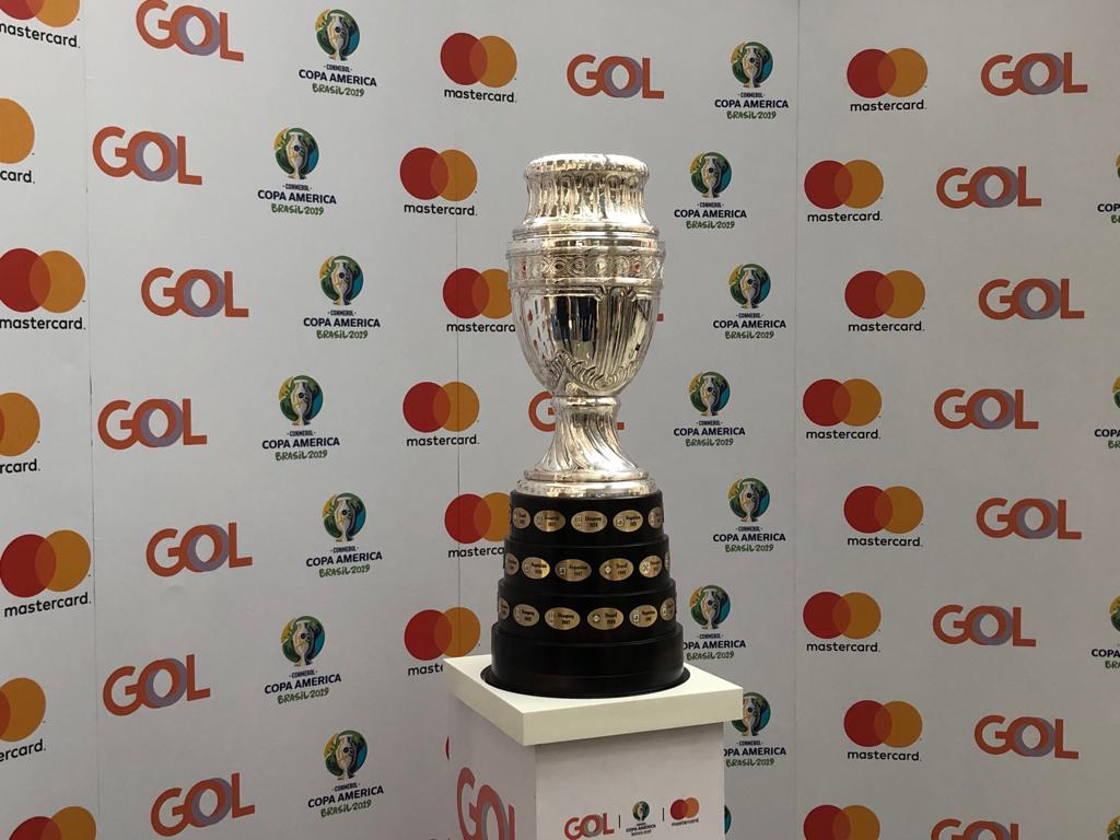 Patrocinadora oficial da Copa América, Gol leva a taça para o palco de abertura do torneio 2 Taça exposta antes da viagem