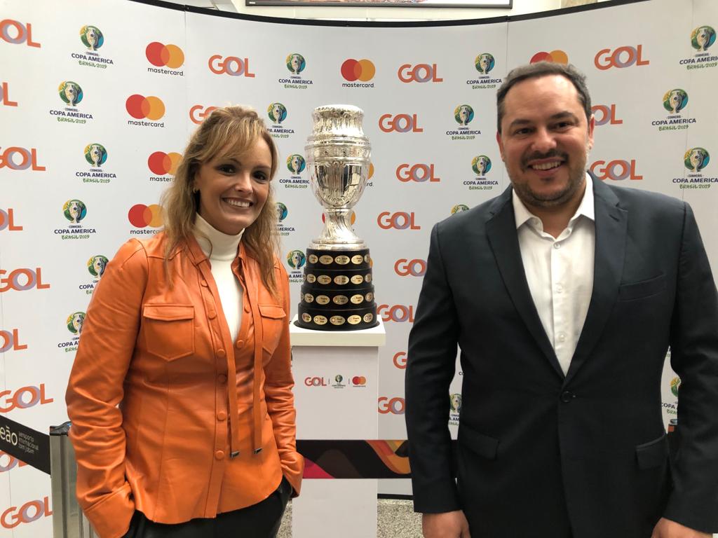 Patrocinadora oficial da Copa América, Gol leva a taça para o palco de abertura do torneio 1 Loraine Ricino, diretora de marketing da Mastercard, e German Carmona, gerente de Marketing da Gol