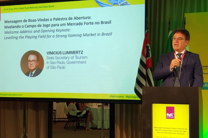 Lummertz defende a abertura de cassinos integrados em resorts no Brasil O Secretário de Turismo do Estado de São Paulo, Vinicius Lummertz defendeu a existência de cassinos no País como forma de fomentar o turismo e a econômica nacional