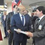 Vice-governador do Distrito Federal, Paco Britto, é presenteado por Carlos Brito, da Embratur