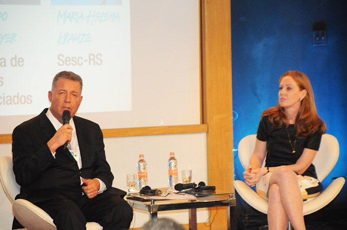 Especialistas debatem oportunidades para enfrentar a sazonalidade da hotelaria 1 Alexandre Sampaio, presidente do Conselho de Turismo da CNC, e Maria Helena, do Sesc-RS
