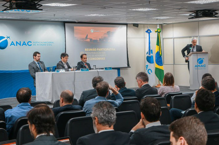 Anac realizou reunião com interessados na redistribuição dos slots no Aeroporto de Congonhas. expectativa é que a Agência anuncie o modelo de redistribuição ainda no mês de julho para minimizar os efeitos da redução de oferta de voos e a pressão no valor das tarifas causadas pela paralisação das operações da Avianca. Em razão de o Aeroporto de Congonhas apresentar um nível crítico de concentração e alta saturação de sua infraestrutura, a ANAC realizou processo de consulta entre os dias 26 de junho e 7 de julho para ouvir as partes interessadas sobre a distribuição dos slots. Reunião Na abertura do evento, o Superintendente de Serviços Aéreos da ANAC, Ricardo Catanant, esclareceu a intenção da Agência com a discussão e reforçou que a Resolução nº 338/2014 sempre previu o mecanismo de utilização de diferentes critérios em aeroportos saturados, como é o caso de Congonhas. Esse entendimento foi corroborado pelo Secretário de Advocacia da Concorrência e Competitividade do Ministério da Economia, César Mattos. “Não há que se falar em quebra de regras e nenhuma empresa está perdendo slot. A possibilidade de alterar os critérios sempre existiu dentro da resolução, que prevê a possibilidade de contingências como essa que aconteceu com a saída da Avianca Brasil do mercado”, afirmou o secretário. Pelo setor público, além da Anac e do Ministério da Economia, estiveram presentes na Reunião Participativa o Conselho Administrativo de Defesa Econômica (CADE), a Secretaria de Aviação Civil do Ministério da Infraestrutura (SAC/MINFRA), o Tribunal de Contas da União (TCU), a Secretaria Nacional do Consumidor (SENACON) e a 3ª Câmara de Coordenação e Revisão (Consumidor e Ordem Econômica) do Ministério Público Federal (MPF). Também participaram da reunião representantes do mercado de transporte aéreo como as empresas Gol, Latam e Azul (que já operam em Congonhas), além da Passaredo (que deseja iniciar operações no aeroporto). A Associação Brasileira das Empresas Aéreas (ABEAR) e consultorias especializadas também puderam defender suas contribuições enviadas durante o processo de tomada de subsídios. A Anac está analisando todas as contribuições recebidas por meio do processo de tomada de subsídios, documental e presencial, e elabora estudos com vistas a estimular a concorrência e a maior oferta de serviços aos passageiros. LEILÃO A reunião ocorreu um dia após a realização leilão dos ativos da Avianca, no qual Gol e Latam arrecadaram cinco Unidas Produtivas Individuais (UPIs) da empresa. O certame, no entanto ocorreu em meio a incerteza judicial sobre a sua validade. No último dia 4, o desembargador Ricardo Negrão, da 2ª Câmara Reservada de Direito Empresarial do Tribunal de Justiça de São Paulo suspendeu a liminar que impedia a Anac de redistribuir os slots de Congonhas. A decisão atendeu a um recurso da agência contra a decisão do João de Oliveira Rodrigues Filho, da 1ª Vara de Falências e Recuperações Judiciais, que proibiu a Anac de fazer redistribuição, argumentando que este seria o único ativo atrativo da Avianca Brasil para viabilizar o leilão da recuperação judicial