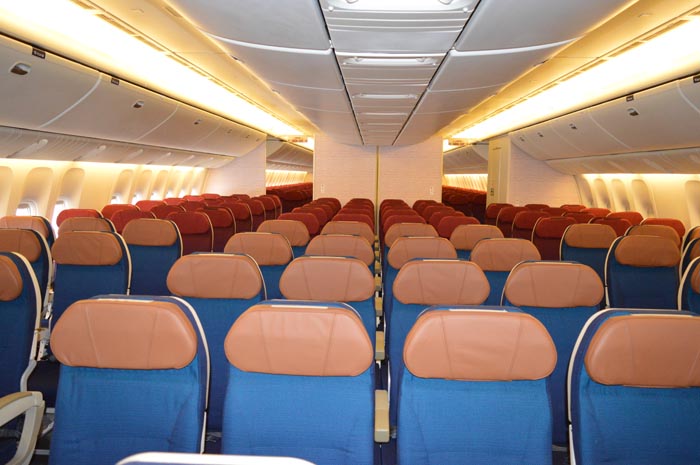 Cabine classe econômica do B777 reconfigurado da Latam