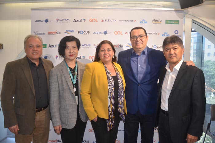 Carlos Prado e Gervaso Tanabe, da Abracorp, com Elisabeth Wada, da Anhembi Morumbi, e Gisele Maranhão e Lucio Oliveira, da 4C Solutions